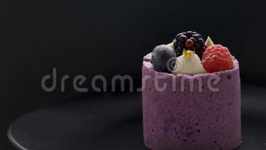 带有黑<strong>莓</strong>、蓝<strong>莓</strong>和覆盆子的紫色浆<strong>果慕斯</strong>蛋糕